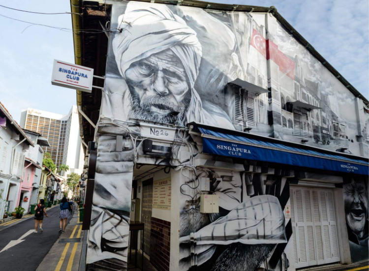 Haji Lane Singapore Con phố Haji Lane với background graffiti nổi bật tại Singapore
